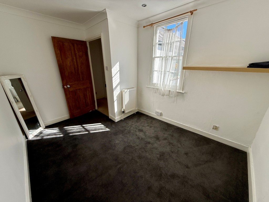 Lot: 19 - TWO-BEDROOM CITY HOUSE WITH PARKING TO REAR - Bedroom two